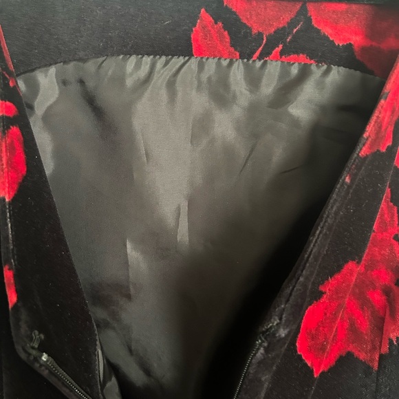 Talbots Size 8 Black & Red Rose Velveteen Sleeveless Sheath Dress Cocktail - Picture 9 of 9